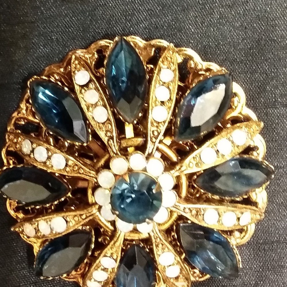 Vintage blue rhinestone brooch i